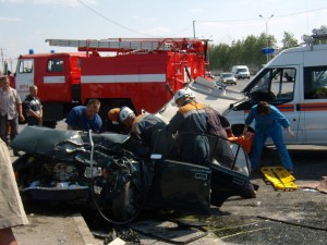 Спасатели извлекают пассажирку