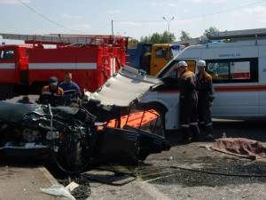 Пассажирка застрявшая в разбитом автомобиле (видна макушка головы)